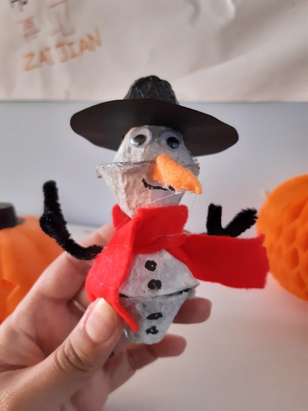 Bonhomme de neige en boite à œufs 