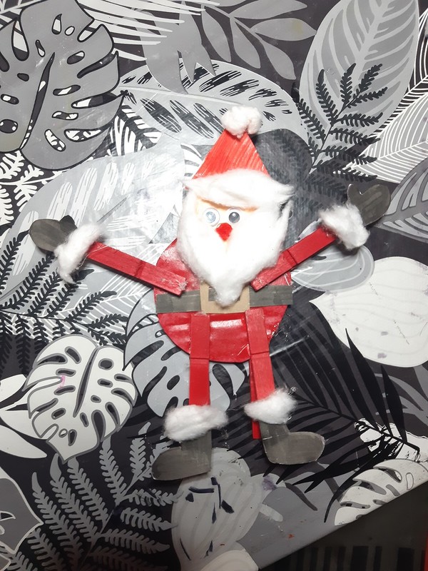 Père Noël en carton et demi pince a linge 